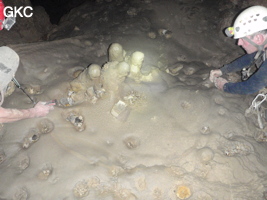 Cave ring (cercle de grotte) sur le sol argileux de la grotte de Shuidong 水洞 (Qiannan 黔南, Pingtang 平塘, Guizhou 贵州省, Chine).