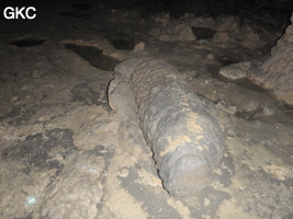 Vieux cratère d'impact de chute de concrétion dans le sol argileux de la grotte de Shuidong 水洞 (Qiannan 黔南, Pingtang 平塘, Guizhou 贵州省, Chine).