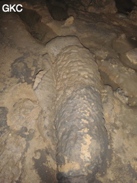 Vieux cratère d'impact de chute de concrétion dans le sol argileux de la grotte de Shuidong 水洞 (Qiannan 黔南, Pingtang 平塘, Guizhou 贵州省, Chine).