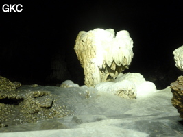 Formation stalagmitique dans la grotte de Shuidong 水洞 (Qiannan 黔南, Pingtang 平塘, Guizhou 贵州省, Chine).