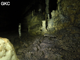 Salagmites dans la grotte de Shuidong 水洞 (Qiannan 黔南, Pingtang 平塘, Guizhou 贵州省, Chine).