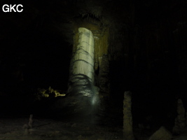 Colonne et salagmites dans la grotte de Shuidong 水洞 (Qiannan 黔南, Pingtang 平塘, Guizhou 贵州省, Chine).