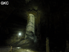 Colonne et salagmites dans la grotte de Shuidong 水洞 (Qiannan 黔南, Pingtang 平塘, Guizhou 贵州省, Chine).