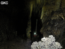 Concrétions dans la grotte de Shuidong 水洞 (Qiannan 黔南, Pingtang 平塘, Guizhou 贵州省, Chine).