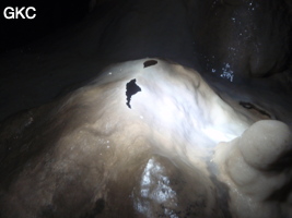 Concrétions dans la grotte de Shuidong 水洞 (Qiannan 黔南, Pingtang 平塘, Guizhou 贵州省, Chine).