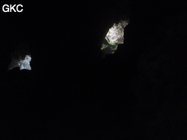 A contre-jour les entrées inférieure et supérieure de la grotte de Shuidong 水洞 (Qiannan 黔南, Pingtang 平塘, Guizhou 贵州省, Chine).