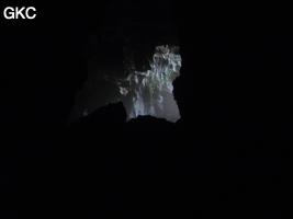 A contre-jour entrée de la grotte de Shuidong 水洞 (Qiannan 黔南, Pingtang 平塘, Guizhou 贵州省, Chine).