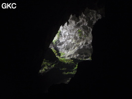 A contre-jour l'entrée supérieure de la grotte de Shuidong 水洞 (Qiannan 黔南, Pingtang 平塘, Guizhou 贵州省, Chine).