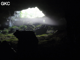 A contre-jour la galerie de l'entrée inférieure de la grotte de Shuidong 水洞 et sa puissante muraille de fortification (Qiannan 黔南, Pingtang 平塘, Guizhou 贵州省, Chine).