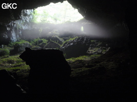 A contre-jour la galerie de l'entrée inférieure de la grotte de Shuidong 水洞 et sa puissante muraille de fortification (Qiannan 黔南, Pingtang 平塘, Guizhou 贵州省, Chine).