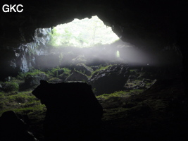 A contre-jour la galerie de l'entrée inférieure de la grotte de Shuidong 水洞 et sa puissante muraille de fortification (Qiannan 黔南, Pingtang 平塘, Guizhou 贵州省, Chine).