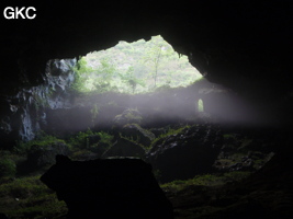 A contre-jour la galerie de l'entrée inférieure de la grotte de Shuidong 水洞 et sa puissante muraille de fortification (Qiannan 黔南, Pingtang 平塘, Guizhou 贵州省, Chine).