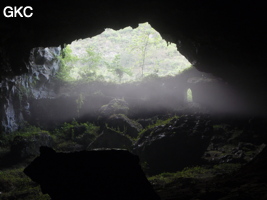 A contre-jour la galerie de l'entrée inférieure de la grotte de Shuidong 水洞 et sa puissante muraille de fortification (Qiannan 黔南, Pingtang 平塘, Guizhou 贵州省, Chine).