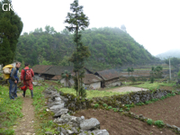 Marche d'approche vers la grotte de Yanwangdong (Grotte du roi des fantômes) 阎王洞 (Guizhou 贵州省, Qiannan 黔南, Pingtang 平塘).