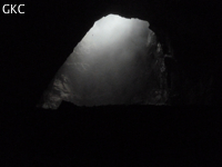 Spéléologue comme une araignée insignifiante, dans le vide du puits d'entrée de 175 m de la grotte de Yanwangdong (Grotte du roi des fantômes) 阎王洞 (Guizhou 贵州省, Qiannan 黔南, Pingtang 平塘).