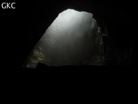 Spéléologue comme une araignée insignifiante, dans le vide du puits d'entrée de 175 m de la grotte de Yanwangdong (Grotte du roi des fantômes) 阎王洞 (Guizhou 贵州省, Qiannan 黔南, Pingtang 平塘).