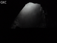 Spéléologue comme une araignée insignifiante, dans le vide du puits d'entrée de 175 m de la grotte de Yanwangdong (Grotte du roi des fantômes) 阎王洞 (Guizhou 贵州省, Qiannan 黔南, Pingtang 平塘).