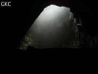 Spéléologue comme une araignée insignifiante, dans le vide du puits d'entrée de 175 m de la grotte de Yanwangdong (Grotte du roi des fantômes) 阎王洞 (Guizhou 贵州省, Qiannan 黔南, Pingtang 平塘).