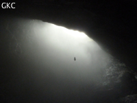 Spéléologue comme une araignée insignifiante, dans le vide du puits d'entrée de 175 m de la grotte de Yanwangdong (Grotte du roi des fantômes) 阎王洞 (Guizhou 贵州省, Qiannan 黔南, Pingtang 平塘).