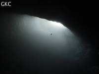 Spéléologue comme une araignée insignifiante, dans le vide du puits d'entrée de 175 m de la grotte de Yanwangdong (Grotte du roi des fantômes) 阎王洞 (Guizhou 贵州省, Qiannan 黔南, Pingtang 平塘).