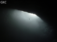 Spéléologue comme une araignée insignifiante, dans le vide du puits d'entrée de 175 m de la grotte de Yanwangdong (Grotte du roi des fantômes) 阎王洞 (Guizhou 贵州省, Qiannan 黔南, Pingtang 平塘).