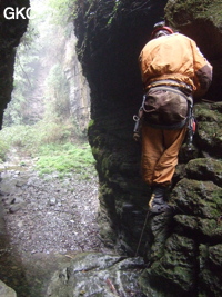 Ressaut dans le canyon d'entrée de Longqiaogedong 龙桥阁洞 (Grotte de la pagode de l'arche du dragon) 龙桥阁洞 une entrée du réseau de Longnudong 龙女洞. (Shipin, Zheng'an 正安, Zunyi Shi 遵义市, Guizhou 贵州省, Chine 中国)