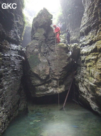 Ressaut dans le canyon d'entrée de Longqiaogedong 龙桥阁洞 (Grotte de la pagode de l'arche du dragon) 龙桥阁洞 une entrée du réseau de Longnudong 龙女洞. (Shipin, Zheng'an 正安, Zunyi Shi 遵义市, Guizhou 贵州省, Chine 中国)