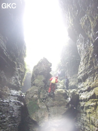 Ressaut dans le canyon d'entrée de Longqiaogedong 龙桥阁洞 (Grotte de la pagode de l'arche du dragon) 龙桥阁洞 une entrée du réseau de Longnudong 龙女洞. (Shipin, Zheng'an 正安, Zunyi Shi 遵义市, Guizhou 贵州省, Chine 中国)