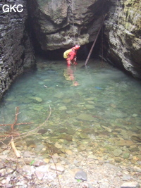 Ressaut dans le canyon d'entrée de Longqiaogedong 龙桥阁洞 (Grotte de la pagode de l'arche du dragon) 龙桥阁洞 une entrée du réseau de Longnudong 龙女洞. (Shipin, Zheng'an 正安, Zunyi Shi 遵义市, Guizhou 贵州省, Chine 中国)