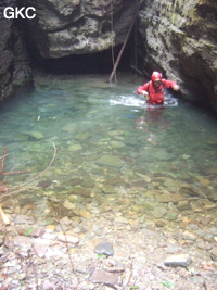 Ressaut dans le canyon d'entrée de Longqiaogedong 龙桥阁洞 (Grotte de la pagode de l'arche du dragon) 龙桥阁洞 une entrée du réseau de Longnudong 龙女洞. (Shipin, Zheng'an 正安, Zunyi Shi 遵义市, Guizhou 贵州省, Chine 中国)