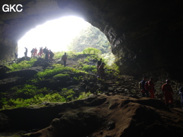 A contre-jour le porche d'entrée de la Grotte de Shanwangdong 山王洞 - réseau de Shuanghedongqun 双河洞 - (Suiyang 绥阳, Zunyi Shi 遵义市, Guizhou 贵州省, Chine 中国)