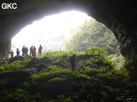 A contre-jour le porche d'entrée de la Grotte de Shanwangdong 山王洞 - réseau de Shuanghedongqun 双河洞 - (Suiyang 绥阳, Zunyi Shi 遵义市, Guizhou 贵州省, Chine 中国)