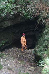 Entrée de la grotte de Huangyukong 黄鱼孔  (Wenquan, Suiyang 绥阳,  Zunyi Shi 遵义市, Guizhou 贵州省)