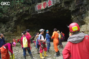 Devant l'entrée de la Grotte  de Dafengdong 大风洞 - réseau de Shuanghedongqun 双河洞 - (Suiyang 绥阳,  Zunyi Shi 遵义市, Guizhou 贵州省)