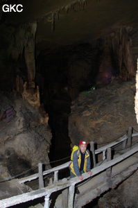 Passerelle dans la Grotte aménagée de Dafengdong 大风洞 - réseau de Shuanghedongqun 双河洞 - (Suiyang 绥阳,  Zunyi Shi 遵义市, Guizhou 贵州省)