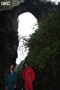 Le pont naturel de l'arche du dragon au pied de laquelle s'ouvre Longqiaogedong 龙桥阁洞 (Grotte de la pagode de l'arche du dragon) 龙桥阁洞 une entrée du réseau de Longnudong 龙女洞. (Shipin, Zheng'an 正安, Zunyi Shi 遵义市, Guizhou 贵州省, Chine 中国)