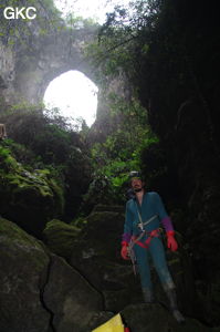 Le pont naturel de l'arche du dragon au pied de laquelle s'ouvre Longqiaogedong 龙桥阁洞 (Grotte de la pagode de l'arche du dragon) 龙桥阁洞 une entrée du réseau de Longnudong 龙女洞. (Shipin, Zheng'an 正安, Zunyi Shi 遵义市, Guizhou 贵州省, Chine 中国)