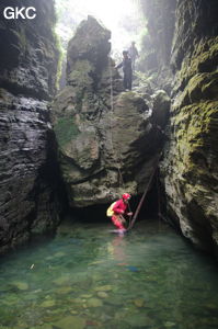 Ressaut dans le canyon d'entrée de Longqiaogedong 龙桥阁洞 (Grotte de la pagode de l'arche du dragon) 龙桥阁洞 une entrée du réseau de Longnudong 龙女洞. (Shipin, Zheng'an 正安, Zunyi Shi 遵义市, Guizhou 贵州省, Chine 中国)