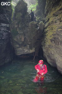 Ressaut dans le canyon d'entrée de Longqiaogedong 龙桥阁洞 (Grotte de la pagode de l'arche du dragon) 龙桥阁洞 une entrée du réseau de Longnudong 龙女洞. (Shipin, Zheng'an 正安, Zunyi Shi 遵义市, Guizhou 贵州省, Chine 中国)