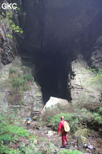 Entrée dans Longqiaogedong 龙桥阁洞 (Grotte de la pagode de l'arche du dragon) 龙桥阁洞 une entrée du réseau de Longnudong 龙女洞. (Shipin, Zheng'an 正安, Zunyi Shi 遵义市, Guizhou 贵州省, Chine 中国)