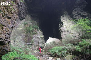 Entrée dans Longqiaogedong 龙桥阁洞 (Grotte de la pagode de l'arche du dragon) 龙桥阁洞 une entrée du réseau de Longnudong 龙女洞. (Shipin, Zheng'an 正安, Zunyi Shi 遵义市, Guizhou 贵州省, Chine 中国)