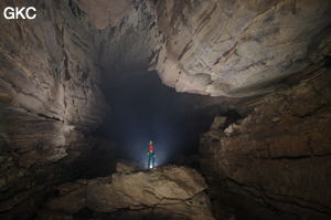 Longqiaogedong 龙桥阁洞 (Grotte de la pagode de l'arche du dragon) 龙桥阁洞 une entrée du réseau de Longnudong 龙女洞. (Shipin, Zheng'an 正安, Zunyi Shi 遵义市, Guizhou 贵州省, Chine 中国)