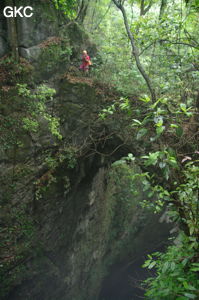 Pont rocheux en haut du puits d'entrée de 175 m de la grotte de Yanwangdong (Grotte du roi des fantômes) 阎王洞 (Guizhou 贵州省, Qiannan 黔南, Pingtang 平塘).