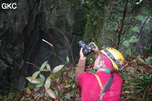 Photos dans le puits d'entrée de 175 m de la grotte de Yanwangdong (Grotte du roi des fantômes) 阎王洞 (Guizhou 贵州省, Qiannan 黔南, Pingtang 平塘).