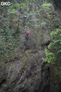 Equipement du puits d'entrée de 175 m de la grotte de Yanwangdong (Grotte du roi des fantômes) 阎王洞 (Guizhou 贵州省, Qiannan 黔南, Pingtang 平塘).