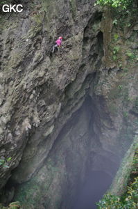 Descente du puits d'entrée de 175 m de la grotte de Yanwangdong (Grotte du roi des fantômes) 阎王洞 (Guizhou 贵州省, Qiannan 黔南, Pingtang 平塘).