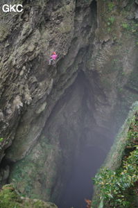 Descente du puits d'entrée de 175 m de la grotte de Yanwangdong (Grotte du roi des fantômes) 阎王洞 (Guizhou 贵州省, Qiannan 黔南, Pingtang 平塘).