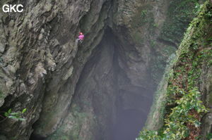 Descente du puits d'entrée de 175 m de la grotte de Yanwangdong (Grotte du roi des fantômes) 阎王洞 (Guizhou 贵州省, Qiannan 黔南, Pingtang 平塘).