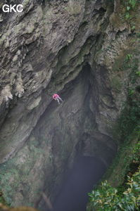 Descente du puits d'entrée de 175 m de la grotte de Yanwangdong (Grotte du roi des fantômes) 阎王洞 (Guizhou 贵州省, Qiannan 黔南, Pingtang 平塘).