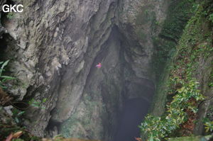 Descente du puits d'entrée de 175 m de la grotte de Yanwangdong (Grotte du roi des fantômes) 阎王洞 (Guizhou 贵州省, Qiannan 黔南, Pingtang 平塘).